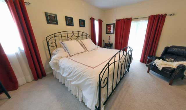 Master Suite of the Horse Residence in Pine Ridge, Citrus County, Florida, FL, Home with Paddoc, Barn, Riding Trails on Gitta Barth Realtor Homes and Properties for Sale