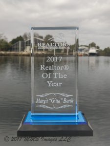 Gitta Barth, Realtor of the Year 2017 Award in Acryl 