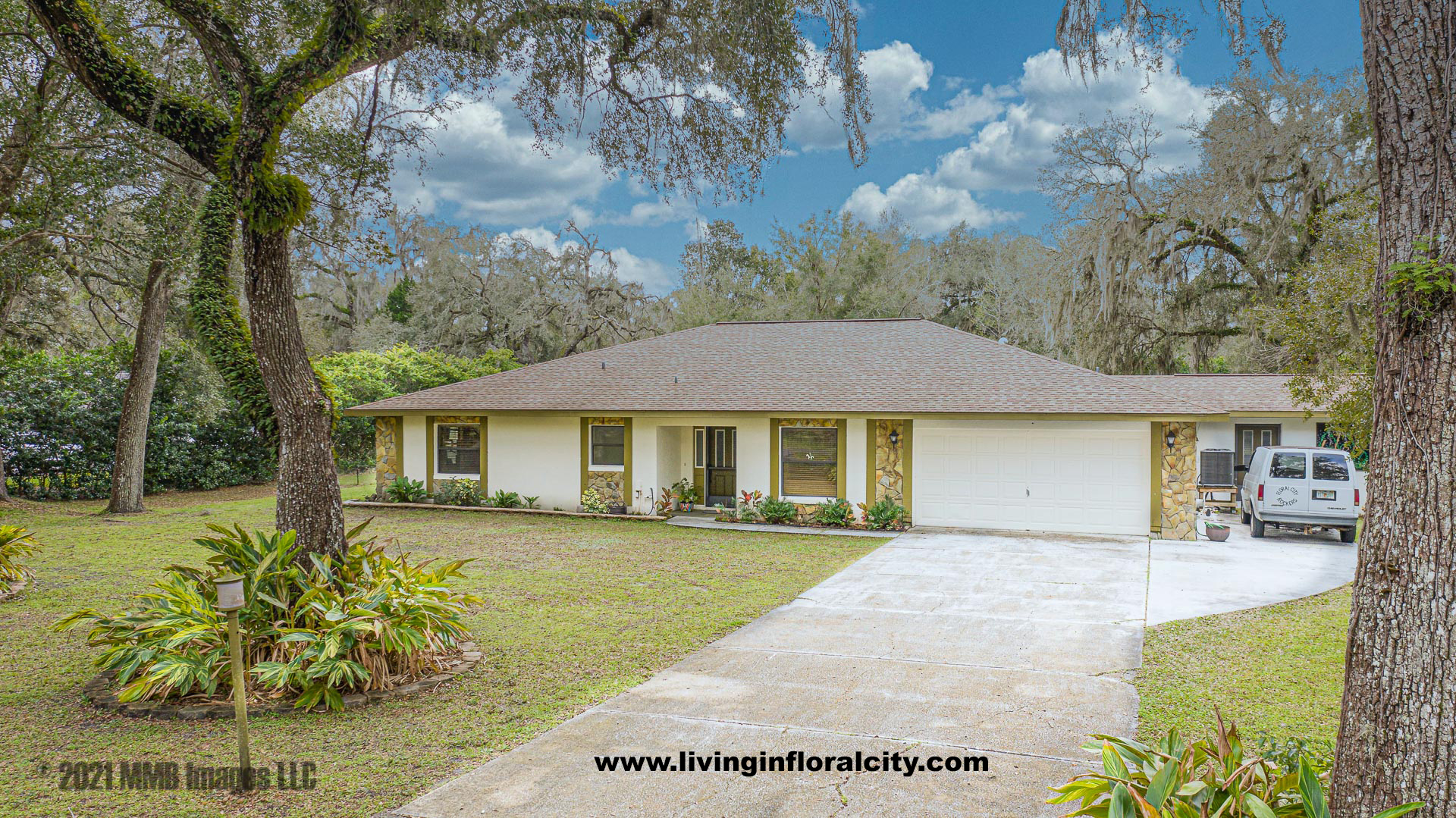 Real Estate Listing Photo for the Real Estate Home and Property for Sale on 1 Acre on 7121 E Manchester Ct. in the South Hampshire Subdivision of Floral City, Citrus County, Florida 34436